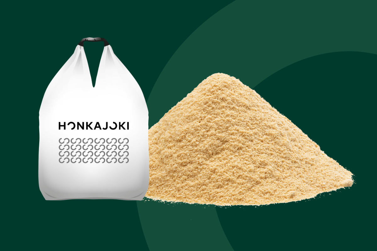 A Honkajoki big bag and a pile of protein meal.